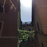 Domus Tiberina 2*